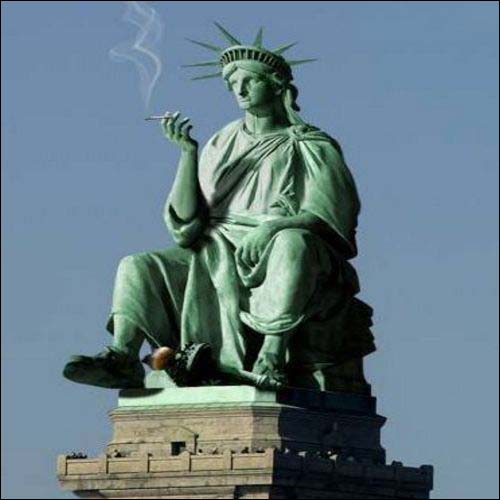 Frihedsgudinden med høj cigarføring